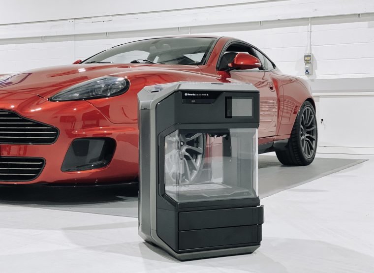 LUXUS-AUTOMOBIL- UND LIFESTYLE-PRODUKTDESIGNER CALLUM INSTALLIERT MAKERBOT METHOD X 3D-DRUCKER ZUR HERSTELLUNG VON PROTOTYPEN, WERKZEUGEN UND ENDVERBRAUCHERTEILEN - BEGINNEND MIT DEM ASTON MARTIN CALLUM VANQUISH 25 VON R-REFORGED